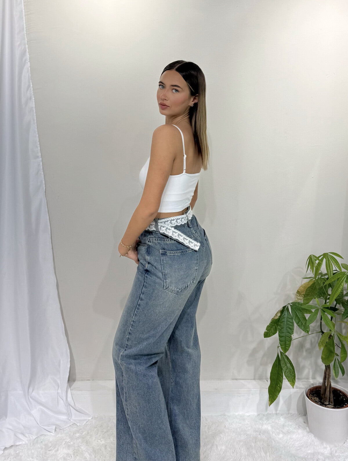 Jeans com cinto de renda